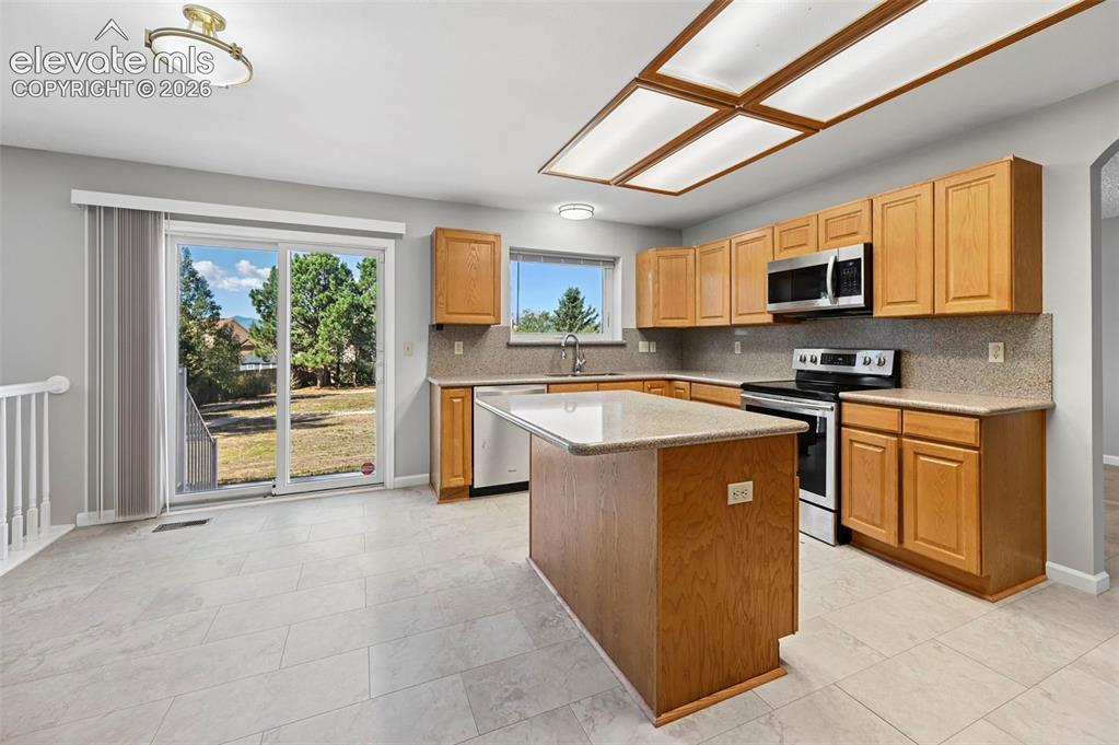 Image 11 of 46: Kitchen