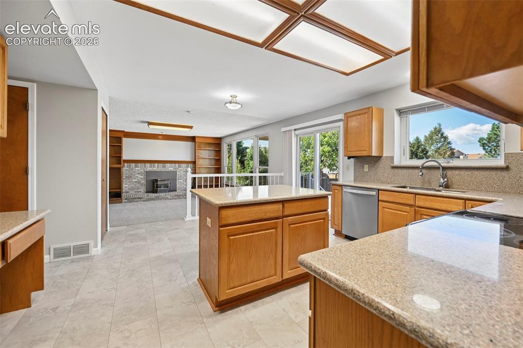 Image 13 of 46: Kitchen