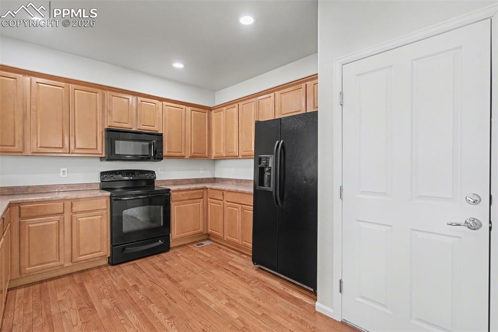 Image 10 of 28: Kitchen