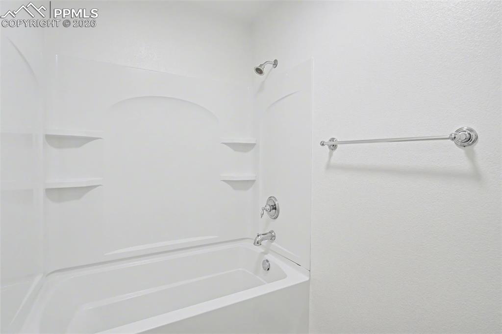 Image 17 of 28: Bathroom