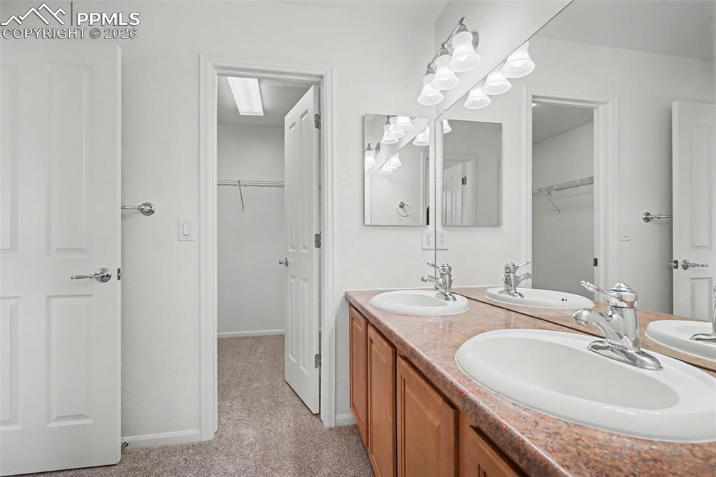 Image 18 of 28: Bathroom