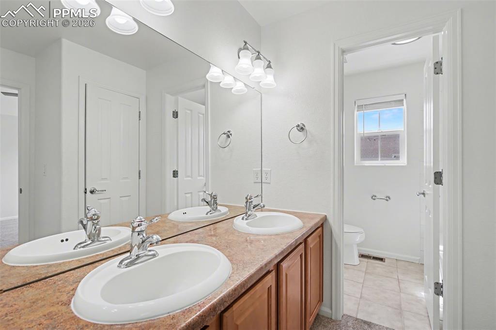 Image 24 of 28: Bathroom