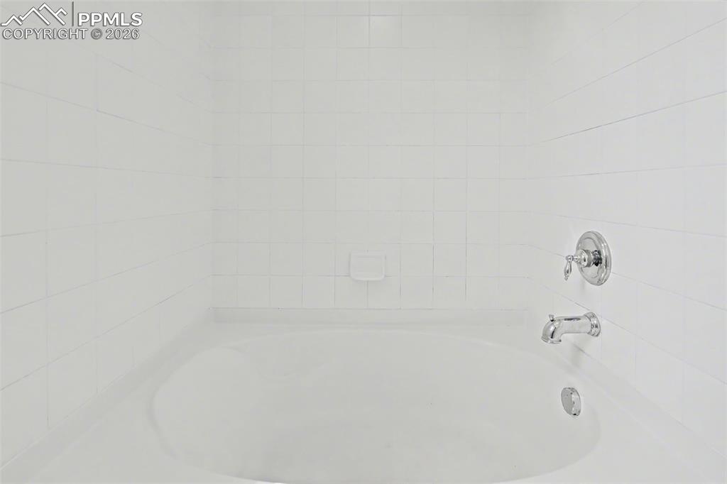 Image 25 of 28: Bathroom