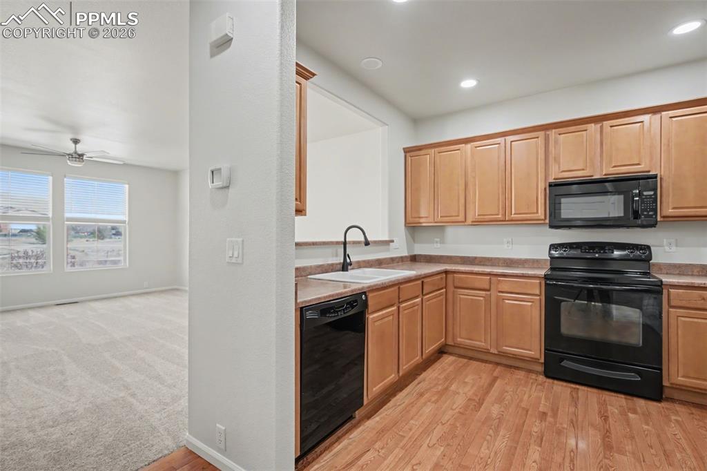 Image 7 of 28: Kitchen