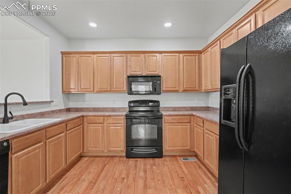 Image 8 of 28: Kitchen