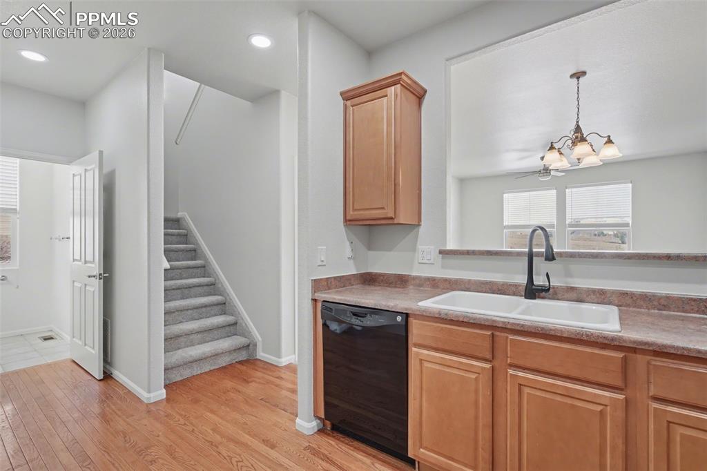 Image 9 of 28: Kitchen