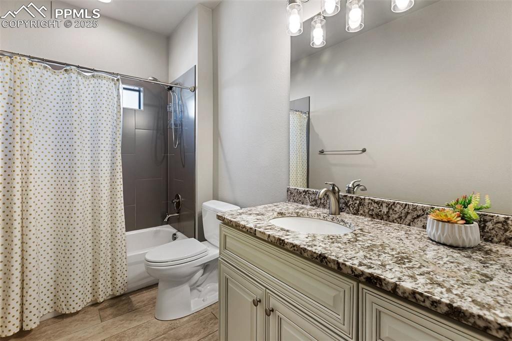 Image 24 of 44: Bathroom