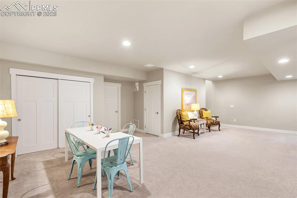 Image 31 of 44: Family Room