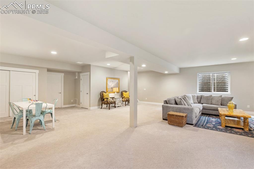 Image 32 of 44: Family Room