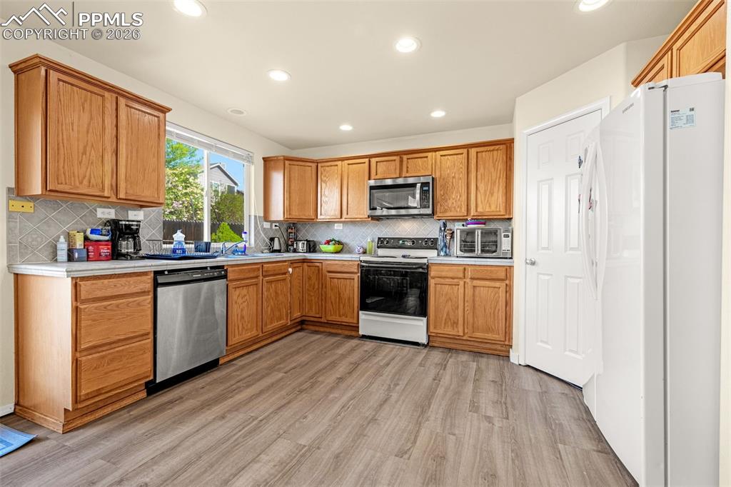 Image 10 of 39: Kitchen