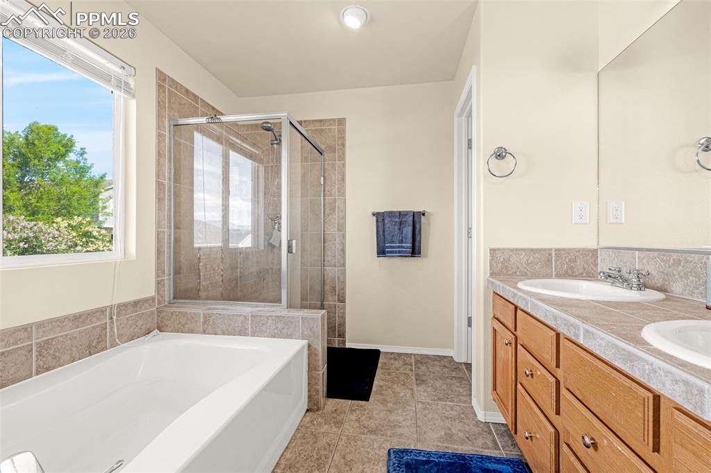 Image 16 of 39: Bathroom