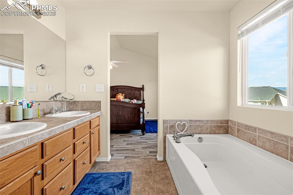 Image 17 of 39: Bathroom