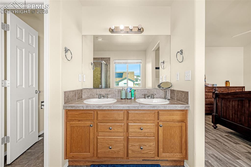 Image 18 of 39: Bathroom