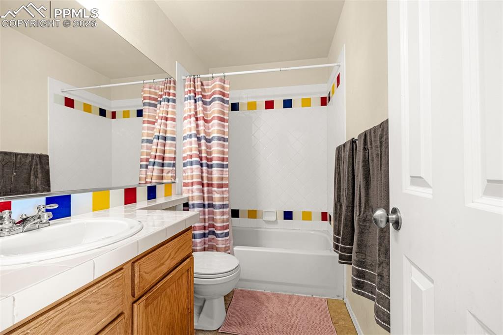 Image 19 of 39: Bathroom