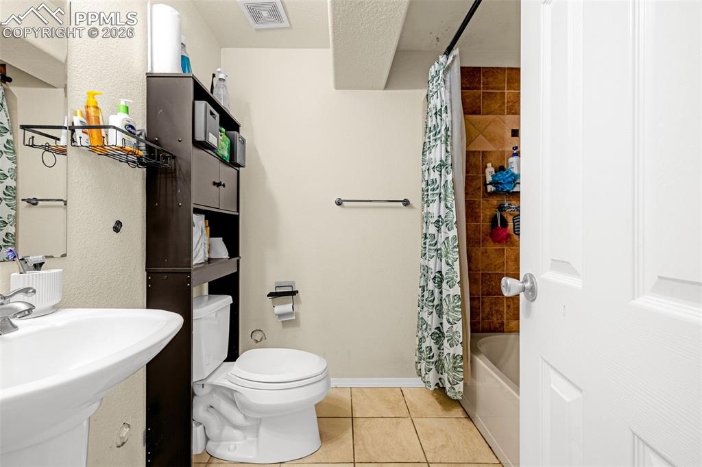 Image 22 of 39: Bathroom