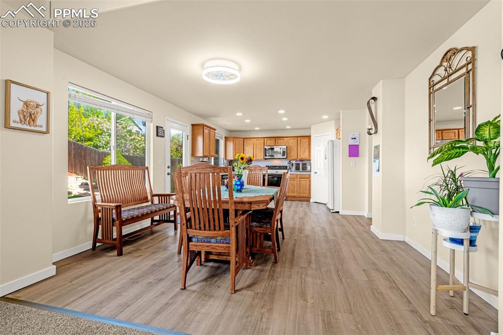 Image 9 of 39: Dining Area