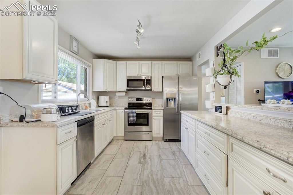 Image 10 of 50: Kitchen