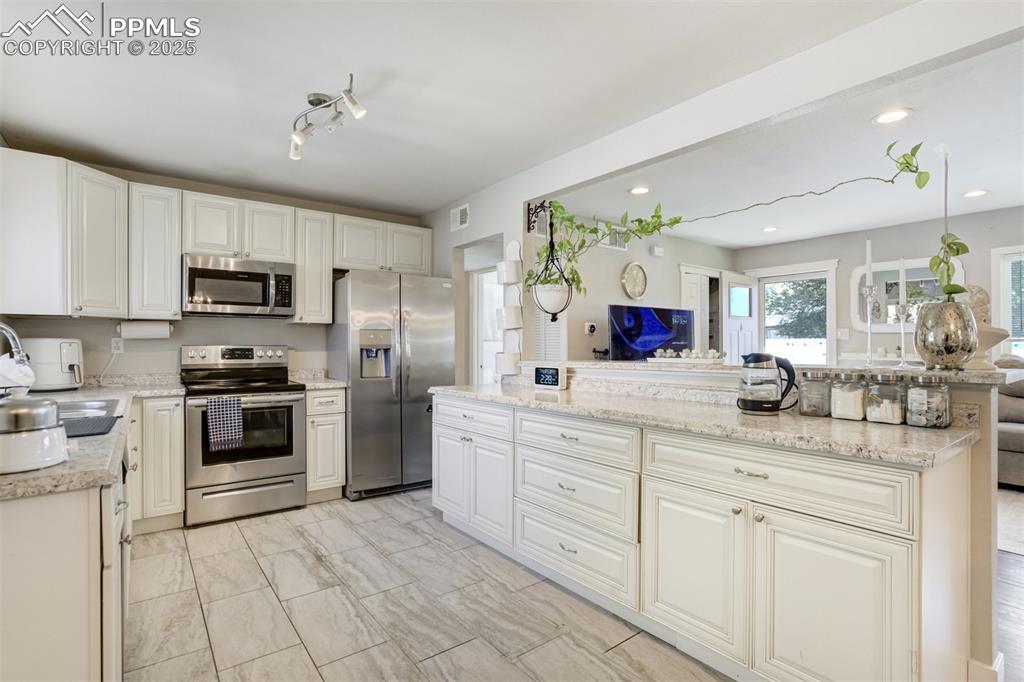 Image 11 of 50: Kitchen