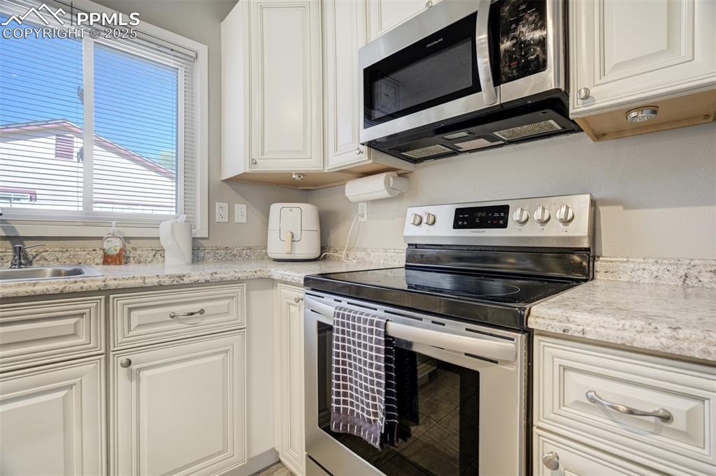 Image 12 of 50: Kitchen