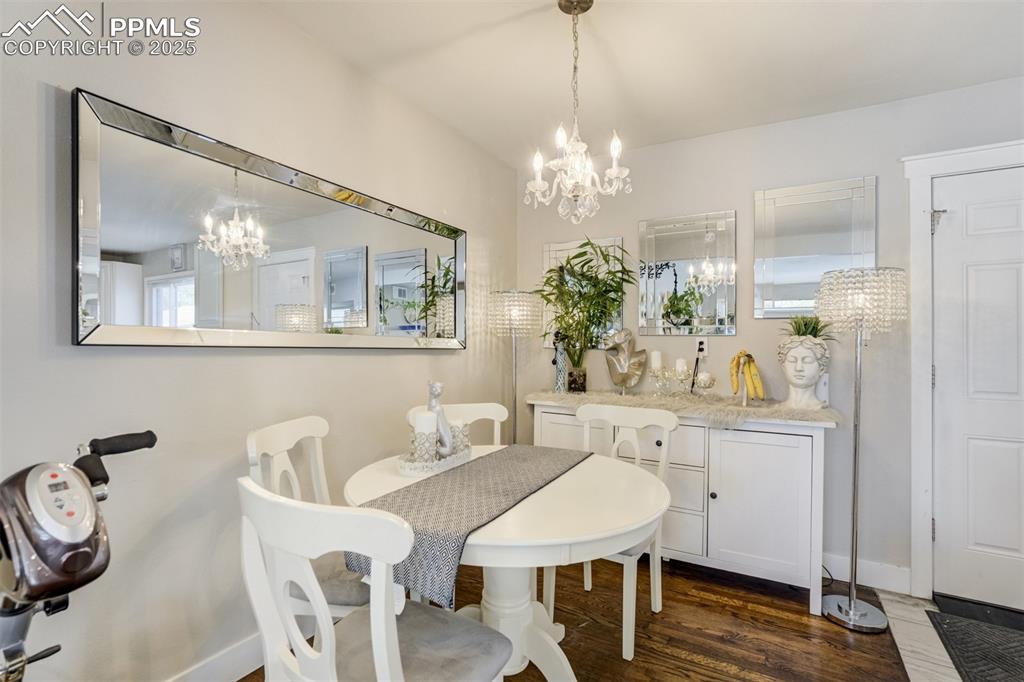 Image 15 of 50: Dining Area