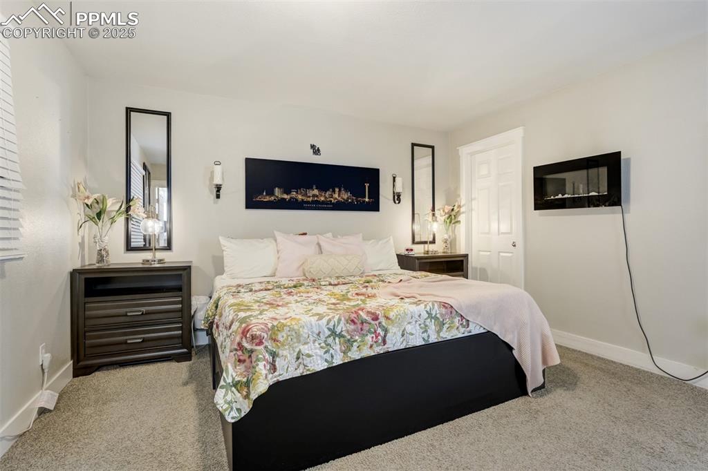 Image 18 of 50: Bedroom