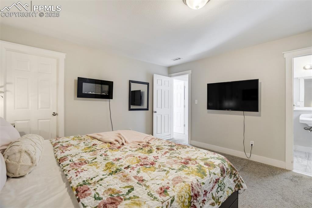 Image 19 of 50: Bedroom