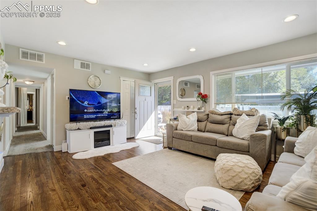 Image 8 of 50: Living Room