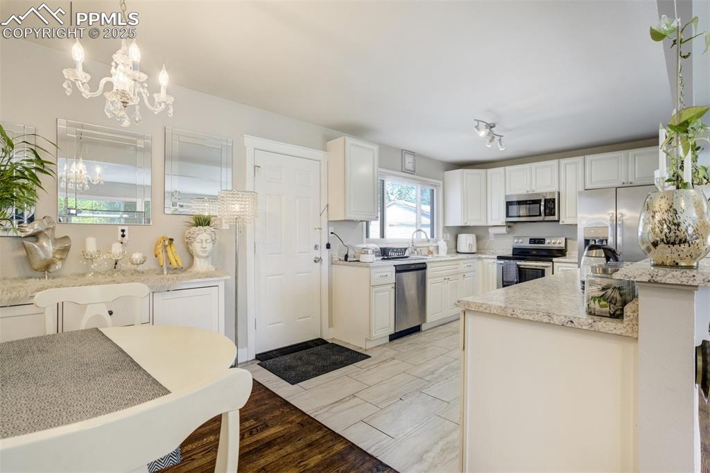 Image 9 of 50: Kitchen
