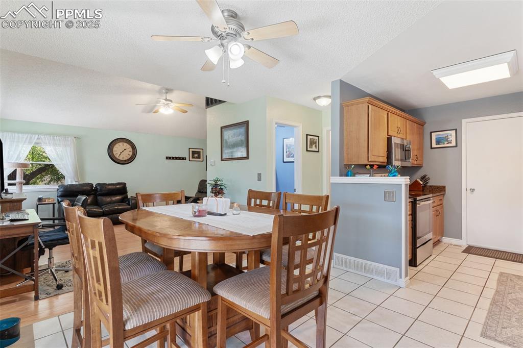 Image 12 of 37: Dining Area