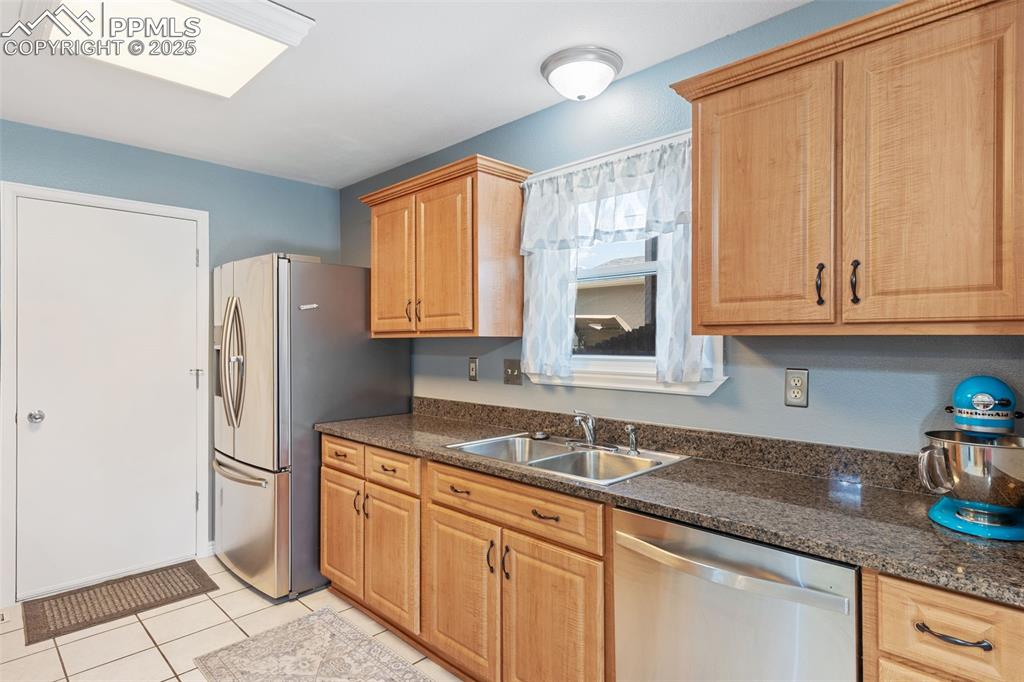 Image 9 of 37: Kitchen