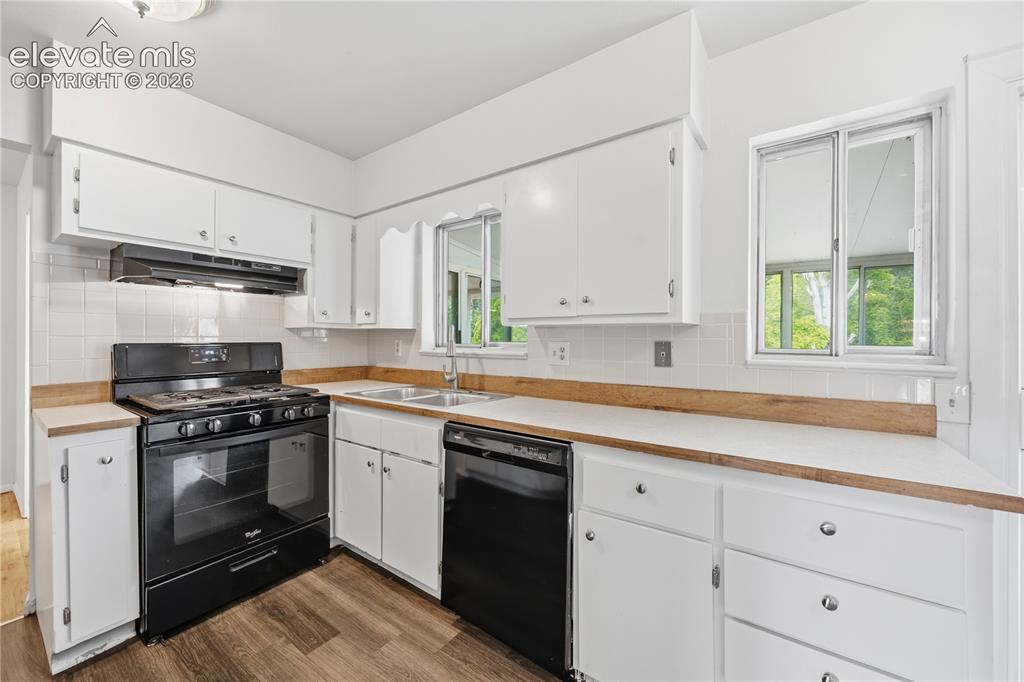 Image 14 of 48: Kitchen