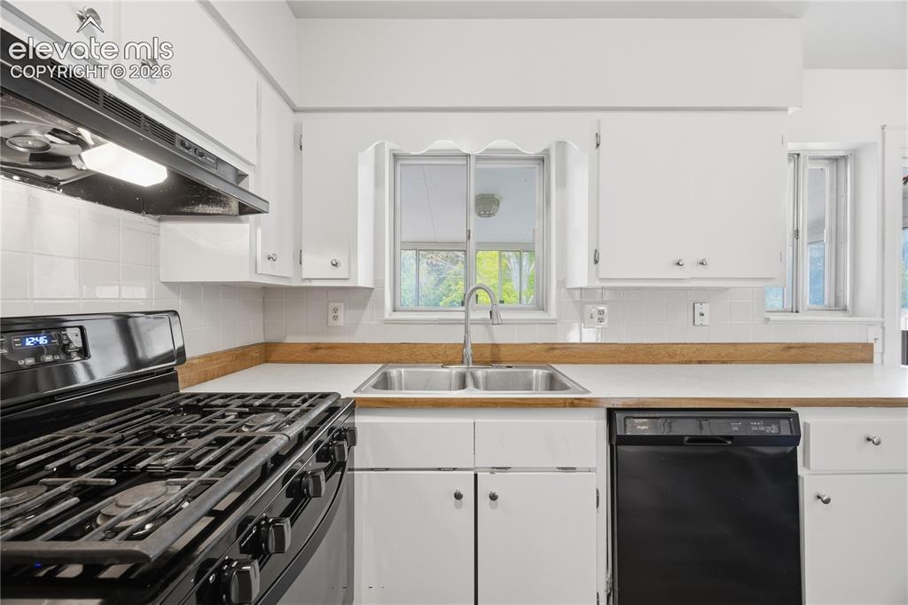 Image 15 of 48: Kitchen