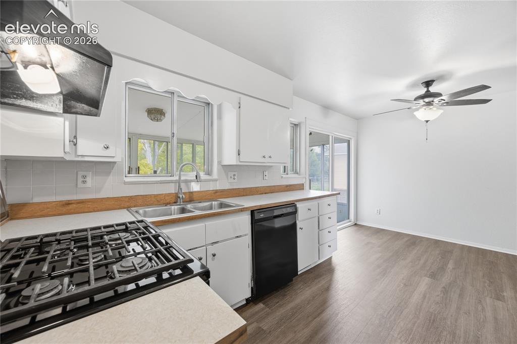 Image 17 of 48: Kitchen