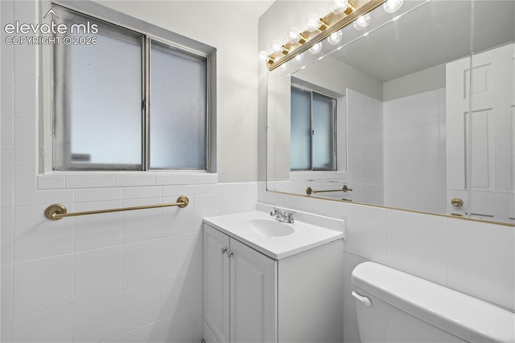 Image 37 of 48: Bathroom