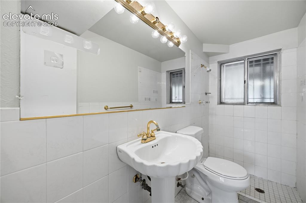 Image 38 of 48: Bathroom