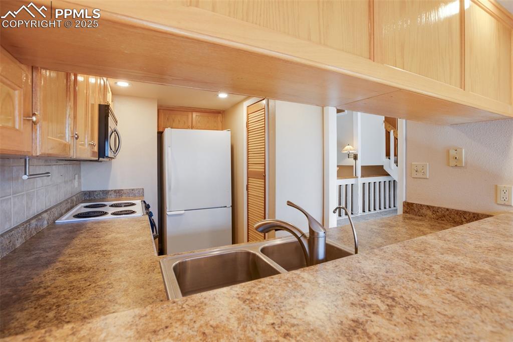 Image 17 of 41: Kitchen