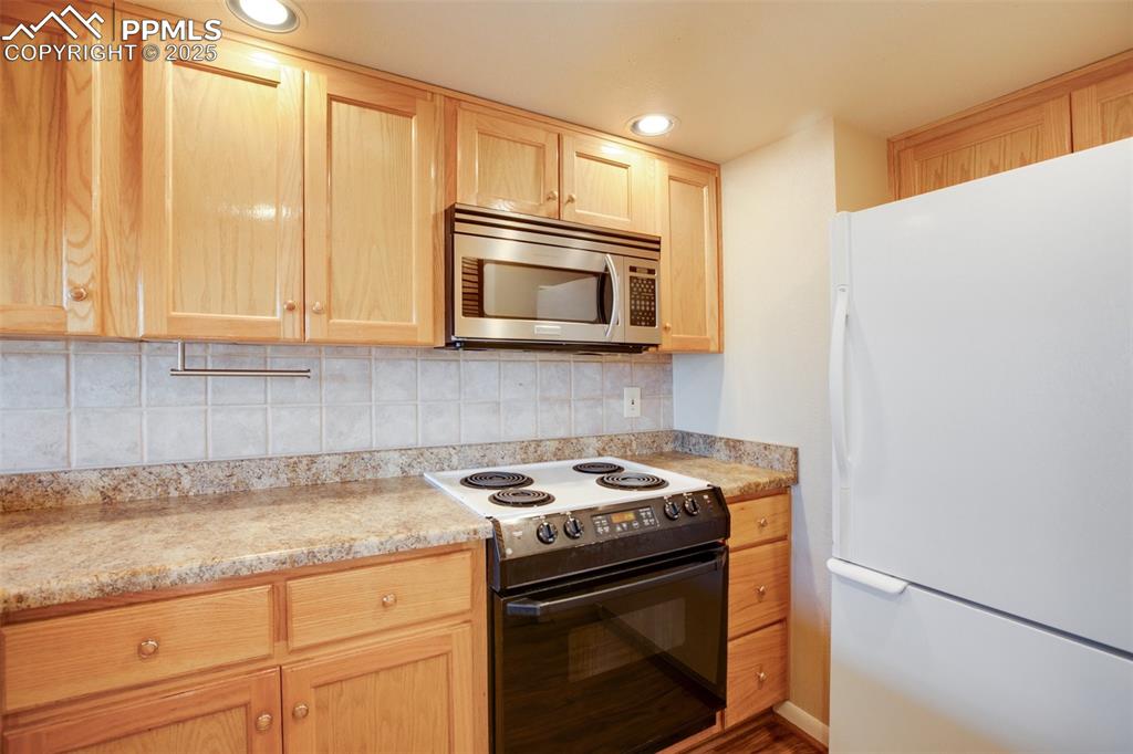 Image 18 of 41: Kitchen