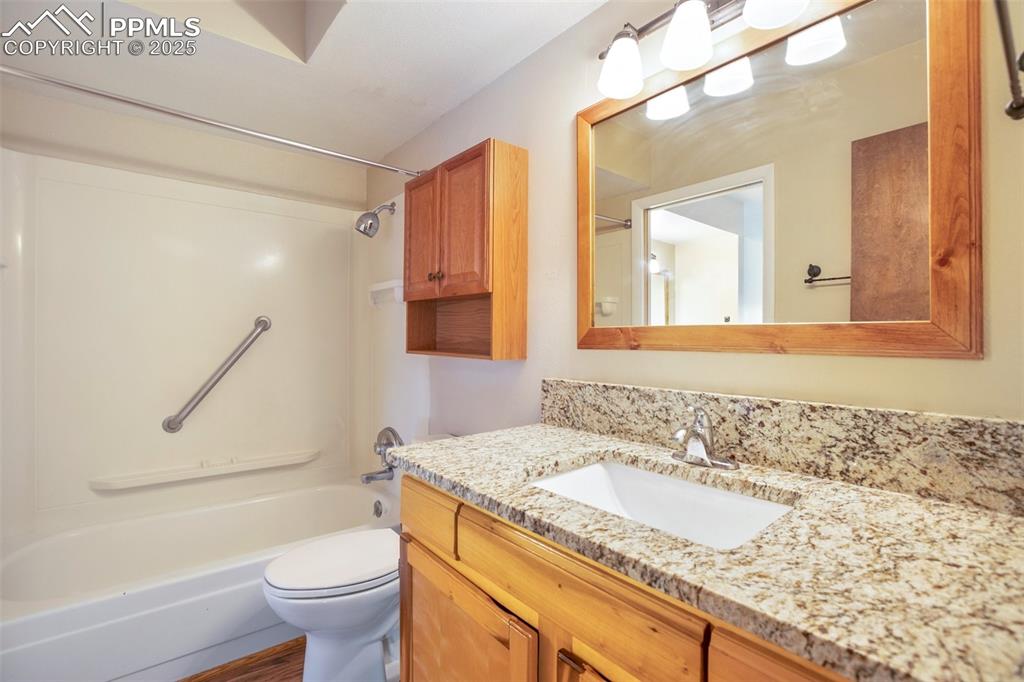 Image 28 of 41: Bathroom