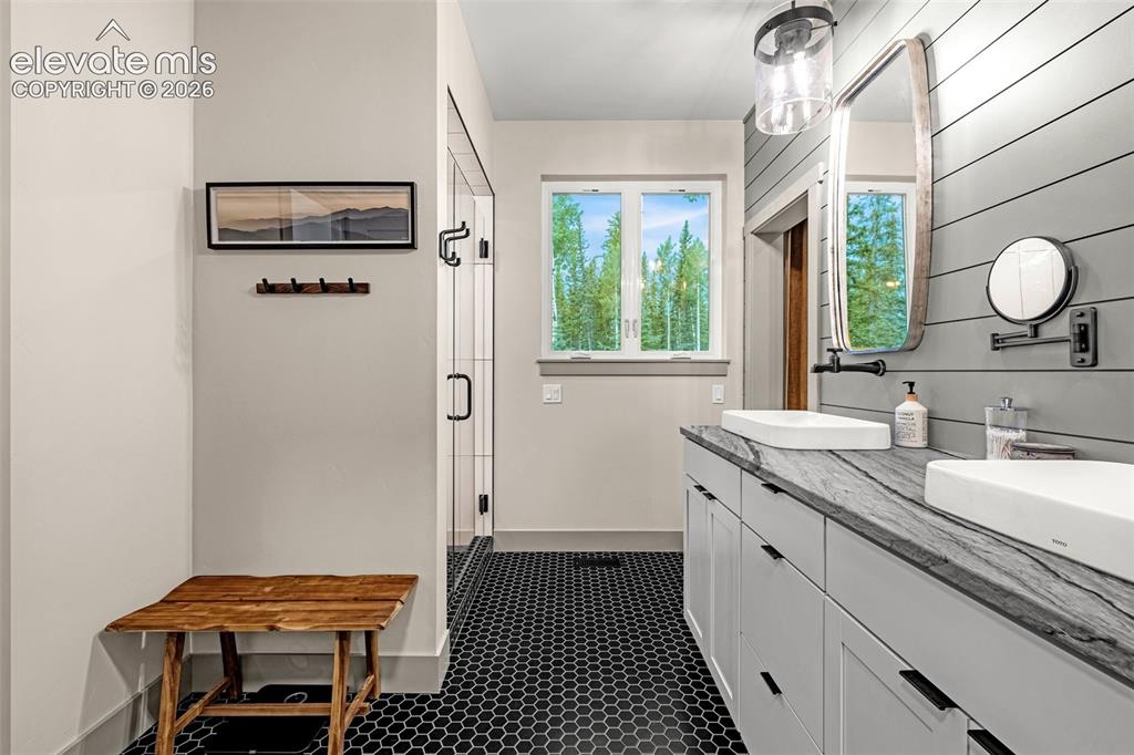 Image 13 of 48: Bathroom