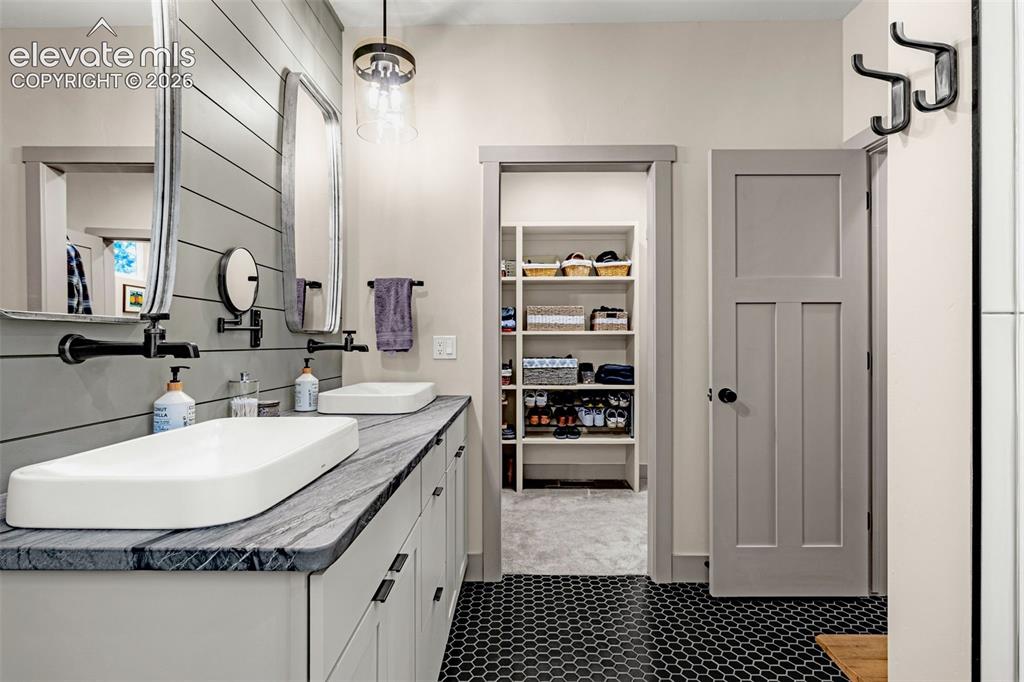 Image 14 of 48: Bathroom