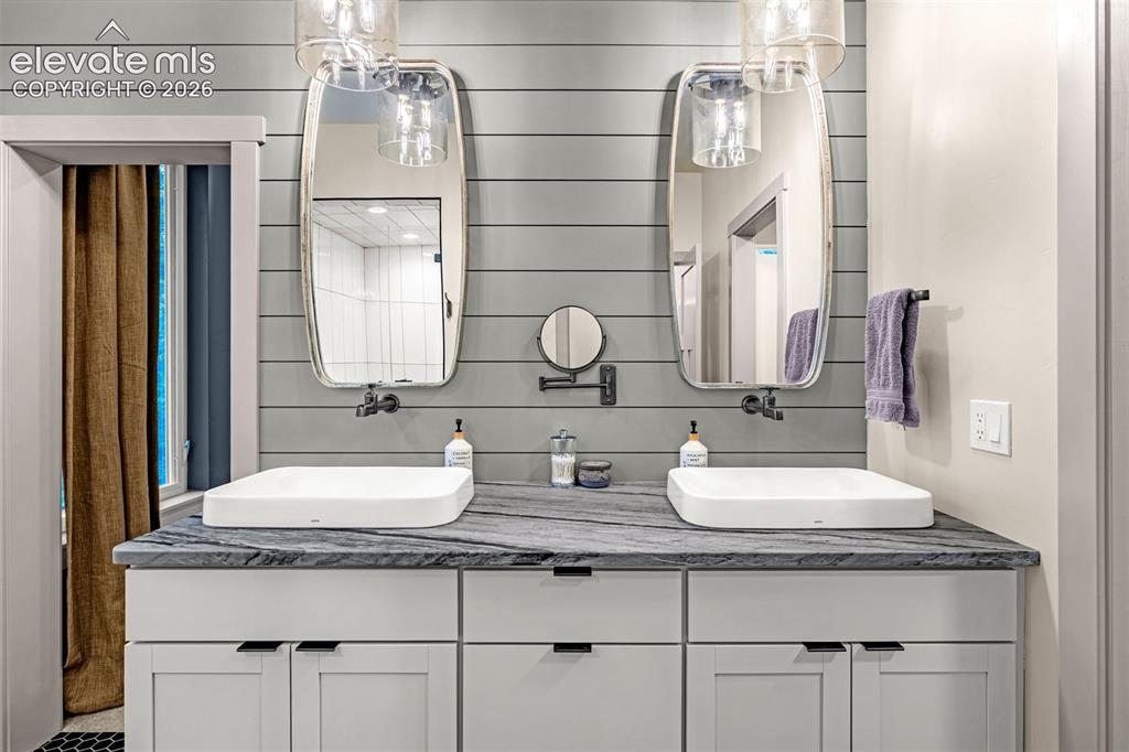 Image 15 of 48: Bathroom