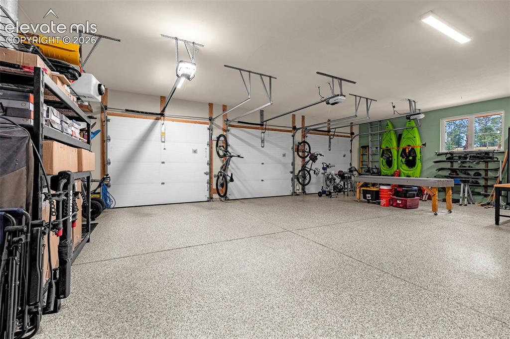 Image 16 of 48: Garage