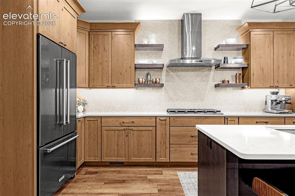 Image 23 of 48: Kitchen