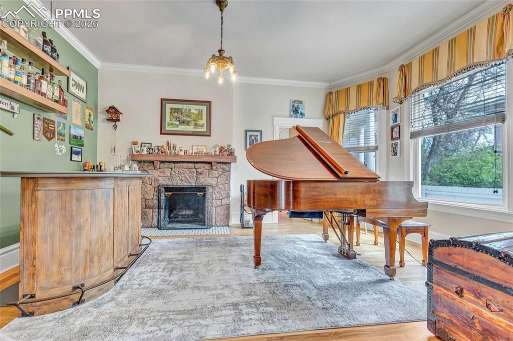 Image 11 of 50: Beautiful south facing Bay Windows