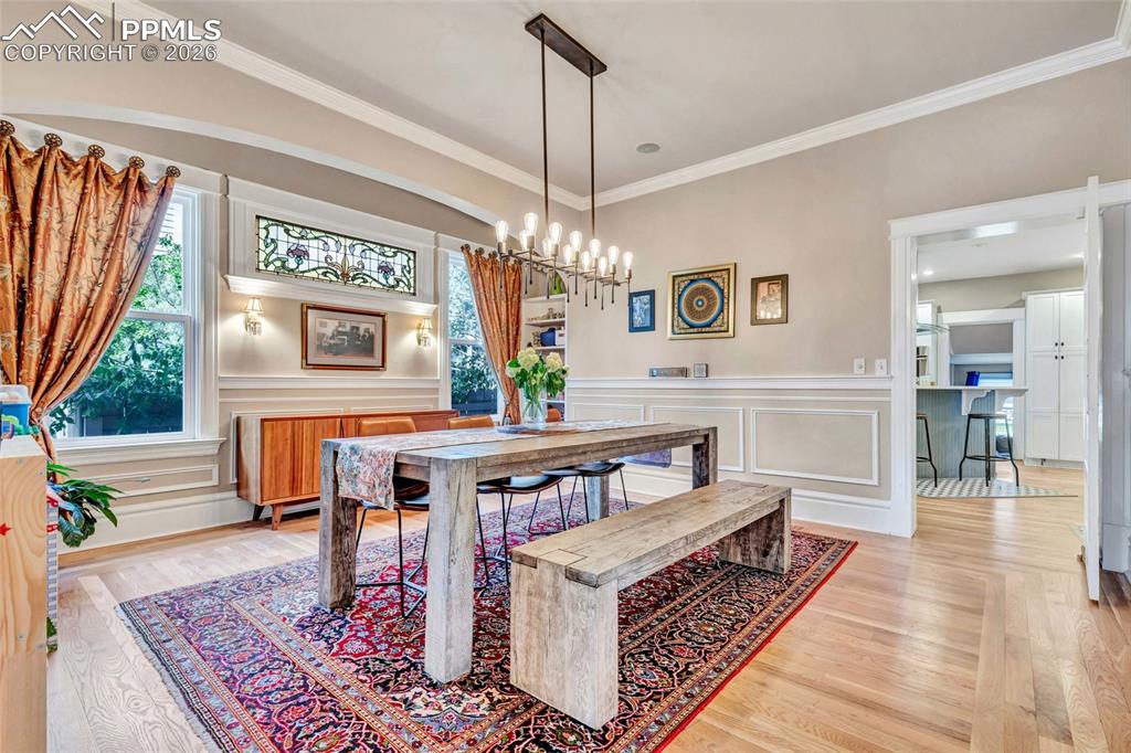 Image 13 of 50: Elegant Dining Room