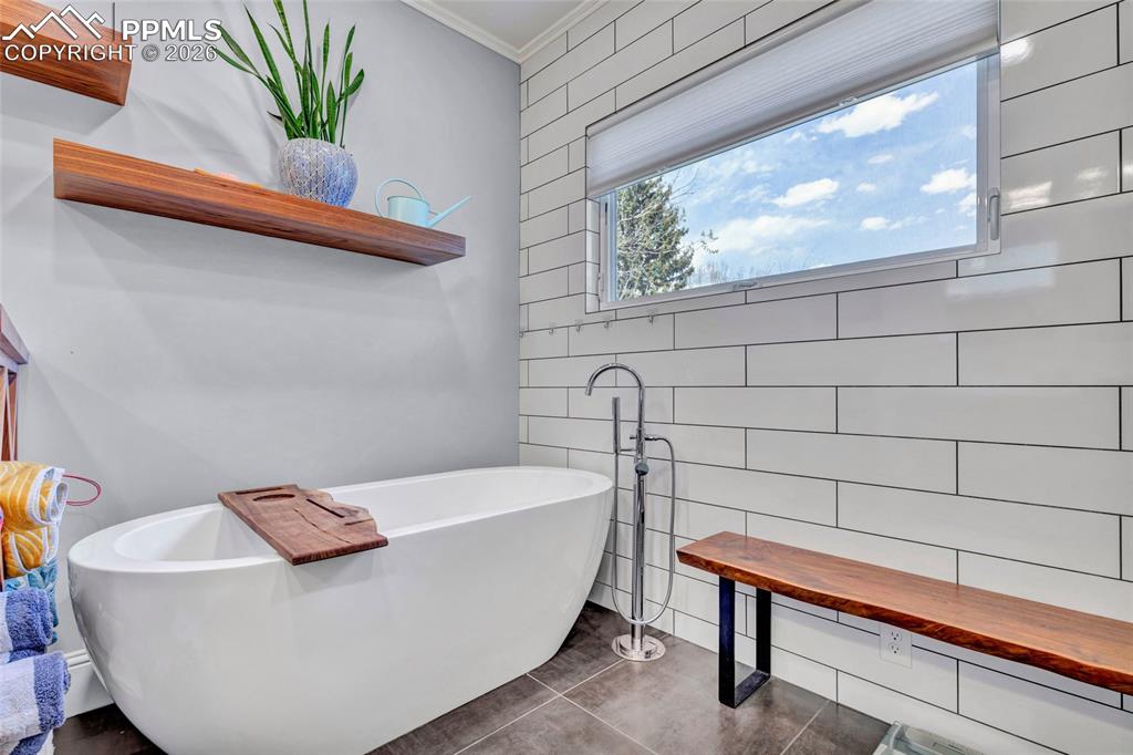 Image 19 of 50: Soaking Tub