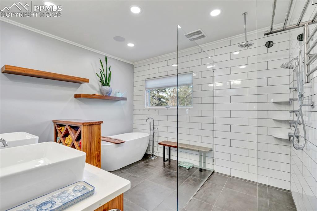 Image 21 of 50: Floor to ceiling tile