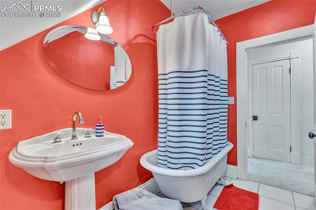 Image 30 of 50: 3rd Floor Bathroom