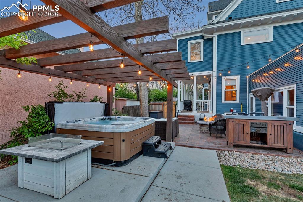 Image 34 of 50: Outside space for entertaining