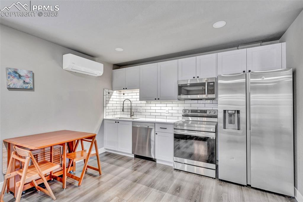 Image 43 of 50: Kitchen